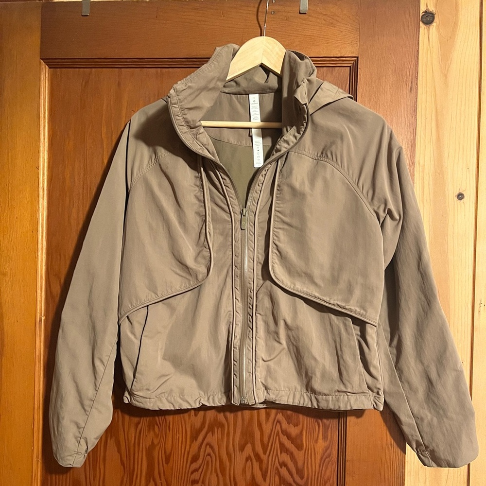 Lululemon Always Effortless jacket tan, size 4, S
